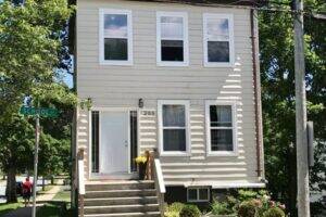 Upper/208 School Street, Dartmouth, Nova Scotia B3A 2Y2 Canada