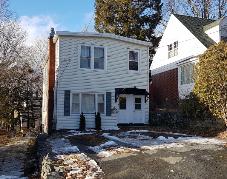 17 MacKay Street, Dartmouth, Nova Scotia B2Y 1R3 Canada