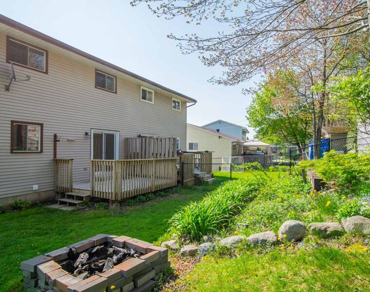 84 Pondicherry Crescent, Dartmouth, Nova Scotia B2W 5C5 Canada