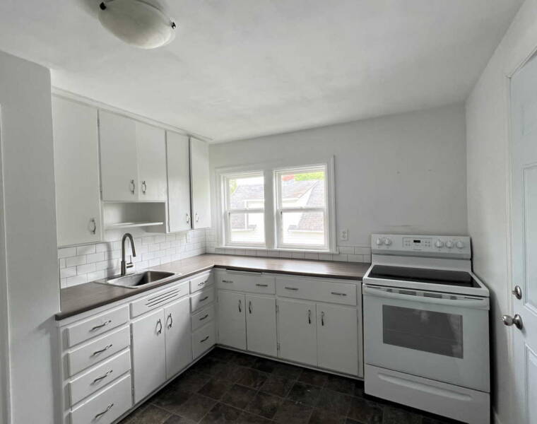 Upper/46 Rufus Avenue, Halifax, Nova Scotia B3N 2L7 Canada